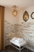 Minibar, una cassaforte in camera, una scrivania, insonorizzazione