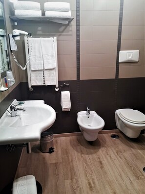 Secador de cabelo, toalhas de banho