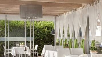 Breakfast, dinner served; Italian cuisine, pool views