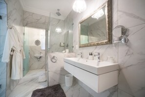 Superior Twin Room | Bathroom | Separate bathtub and shower, free toiletries, hair dryer, bathrobes - Batavia Boutique Hotel (Stellenbosch)