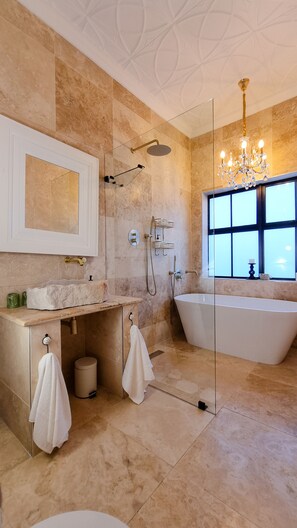 Superior huis | Badkamer | Een aparte badkuip en douche, gratis toiletartikelen, een haardroger