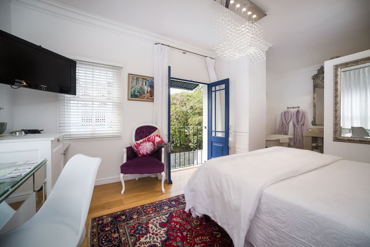 Luxe tweepersoonskamer | 1 slaapkamer, een minibar, een kluis op de kamer, een bureau