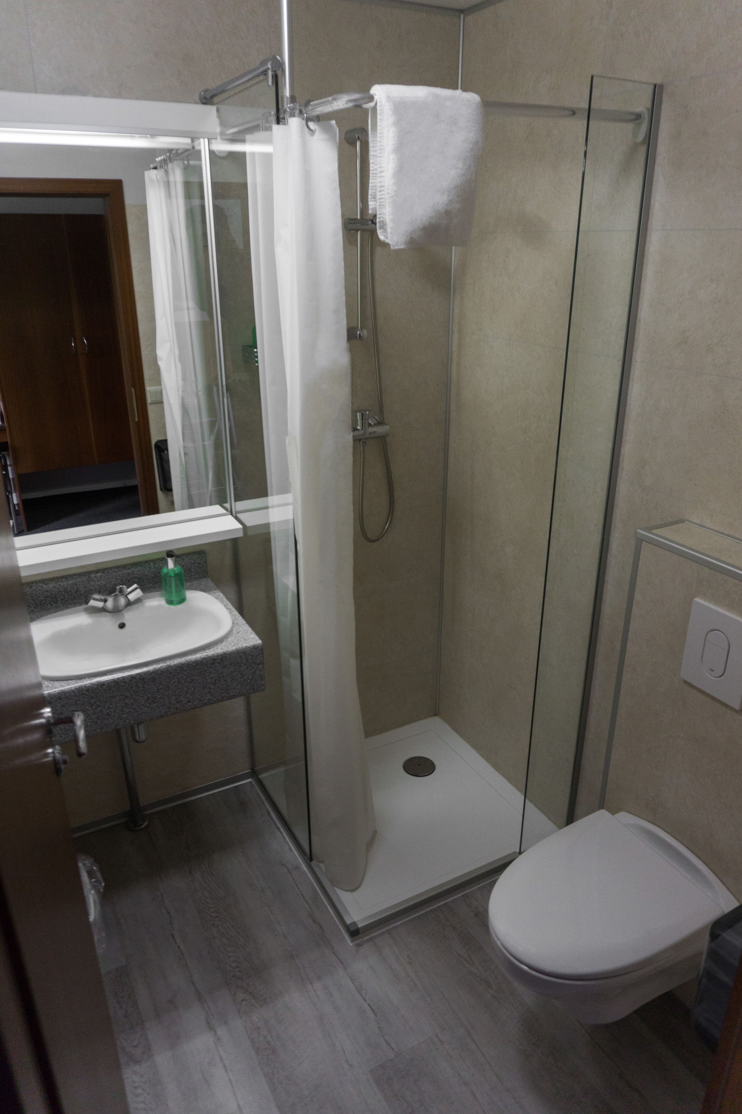 twin room | bathroom | shower, towels