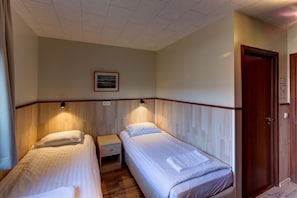 Habitació amb dos llits individuals | Escriptori, cortines opaques, wifi gratuïta i roba de llit