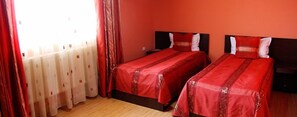 Minibar, desk, soundproofing, WiFi - Hotel Scorpion (Suceava)