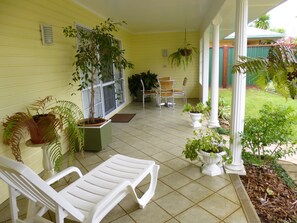 Courtyard - Shiralee Executive Cottages (Norfolk Island)