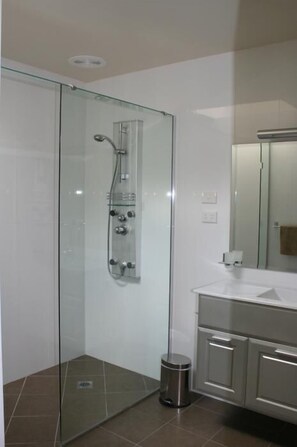 One Bedroom Premier Cottage With Car | Bathroom - Shiralee Executive Cottages (Norfolk Island)