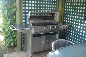 BBQ/picnic Area - Shiralee Executive Cottages (Norfolk Island)