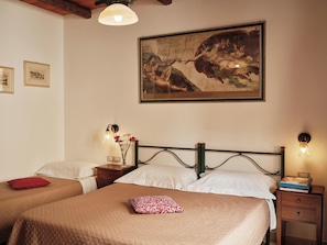 Escrivaninha, quartos à prova de som, Wi-Fi de cortesia, roupa de cama