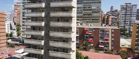 Una piscina al aire libre de temporada, sillones reclinables de piscina