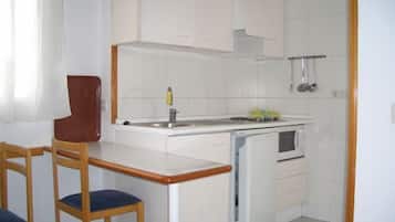 Full-size fridge, microwave, stovetop, coffee/tea maker