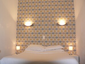 Phòng 3 | Két bảo mật tại phòng, bàn, màn/rèm cản sáng 