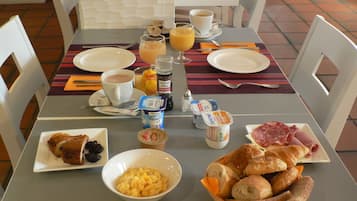 Tägliches Frühstücksbuffet (14 EUR pro Person)