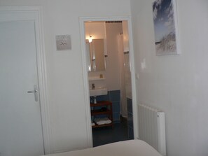 Double Room | Bathroom | Shower, free toiletries, hair dryer, towels - Hotel les Alizés (Biarritz)