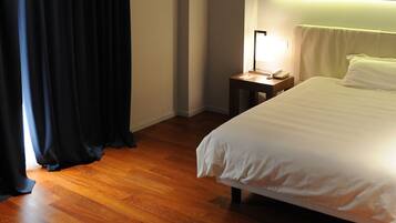 Select Comfort beds, minibar, desk, free cots/infant beds