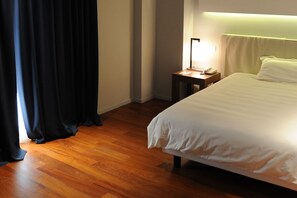 Select Comfort beds, minibar, desk, free cots/infant beds