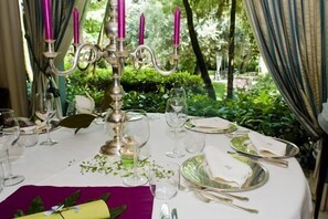 Lunch, dinner served; Italian cuisine, garden views