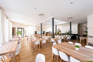 Petit déjeuner, déjeuner et dîner servis sur place