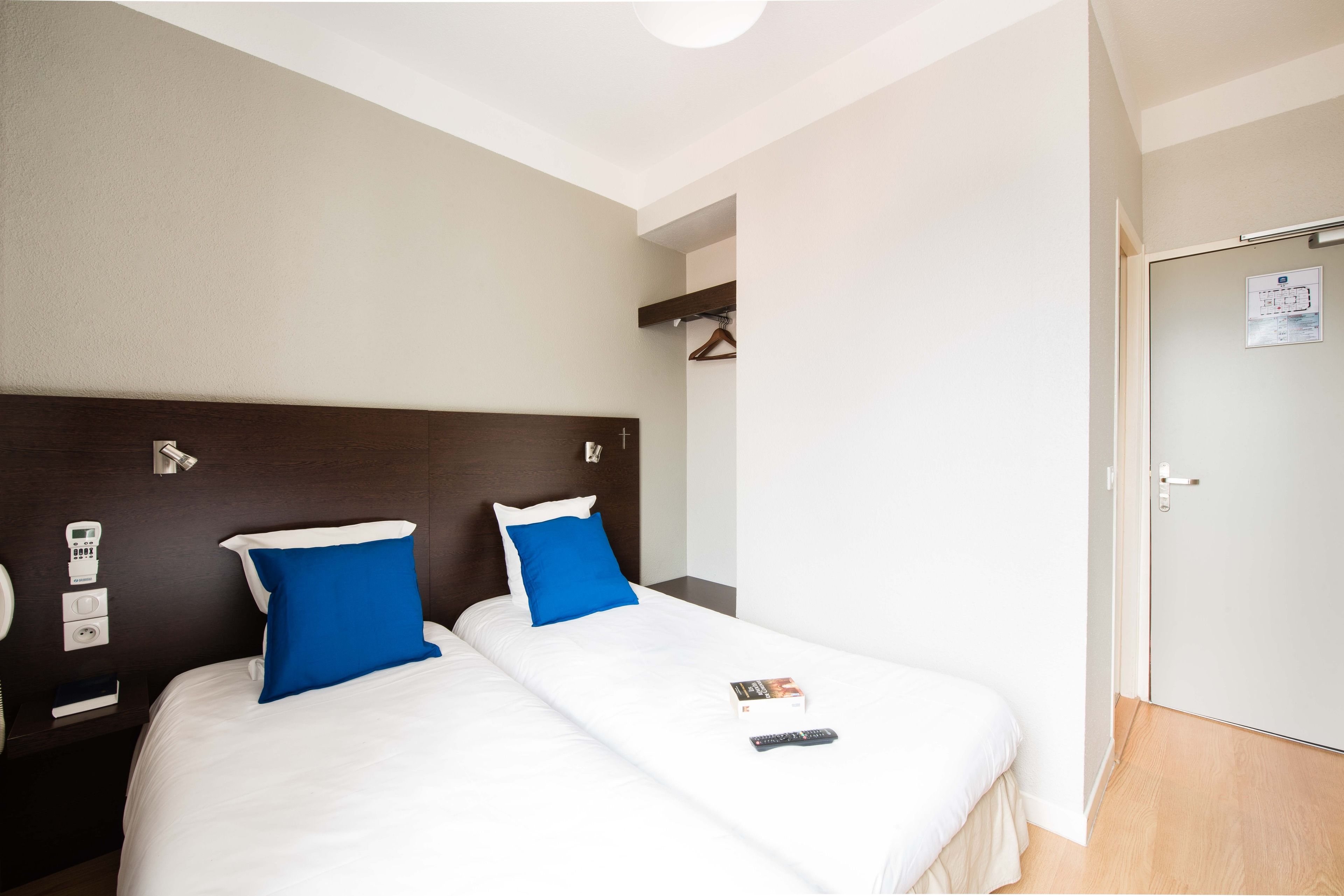 single room | desk, iron/ironing board, free cots/infant beds, rollaway beds