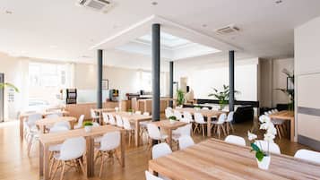 Ze serveren er ontbijt, lunch en diner