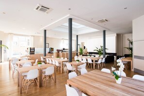 Breakfast, lunch and dinner served - Hôtel Atrium Mondial (Lourdes)
