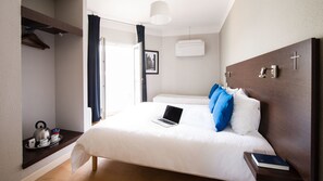 Bureau, fer et planche à repasser, Wi-Fi gratuit, draps fournis