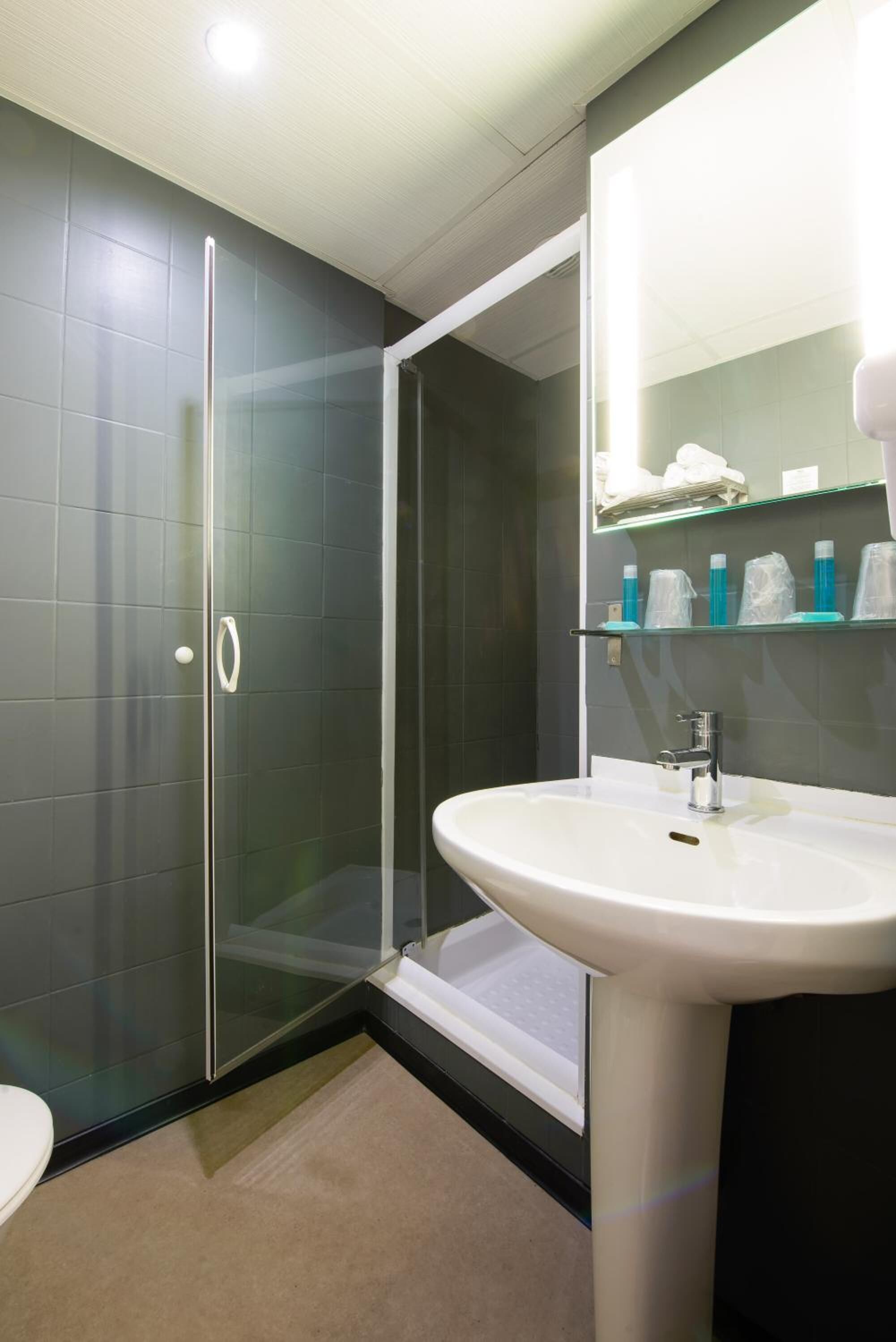 shower, free toiletries, hair dryer, towels