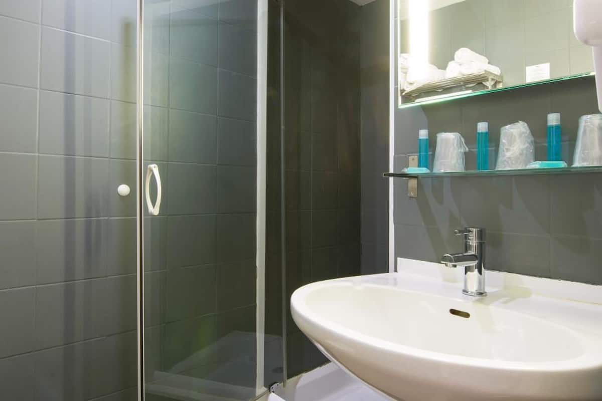 shower, free toiletries, hair dryer, towels