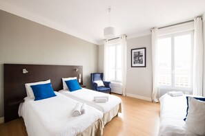 Habitación familiar | Escritorio, tabla de planchar con plancha, wifi gratis y ropa de cama