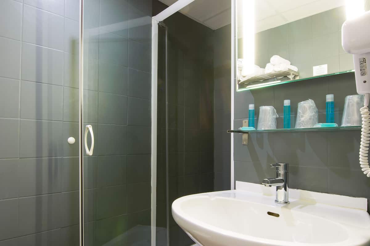 shower, free toiletries, hair dryer, towels