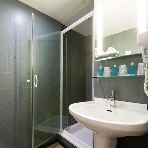 Douche, articles de toilette gratuits, sèche-cheveux