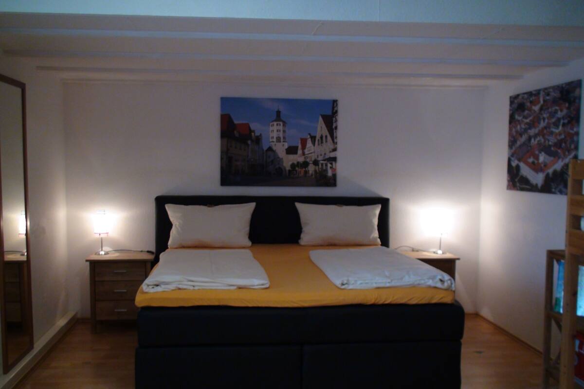 In-room safe, desk, bed sheets