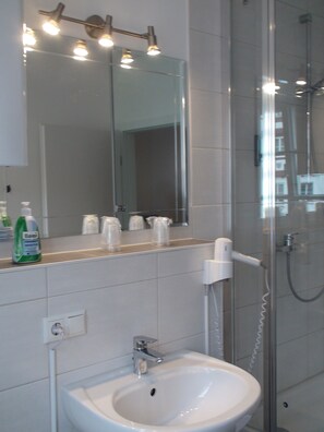 Quadruple Room | Bathroom | Deep soaking tub, free toiletries, hair dryer, towels - Hotel Hirsch (Guenzburg)