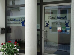 Property entrance - Hotel Hirsch (Guenzburg)