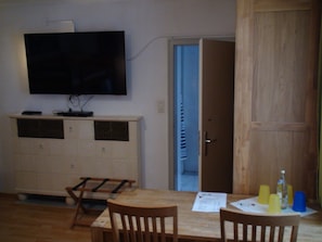 Quadruple Room | Living area | Flat-screen TV - Hotel Hirsch (Guenzburg)