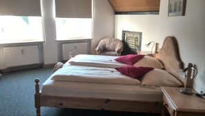 Room - Hotel Hirsch (Guenzburg)