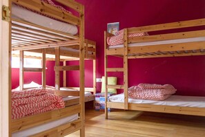 1 Single Bed in a shared bedroom of 7 persons Breakfast Included | Pengeskab på værelset, gratis Wi-Fi