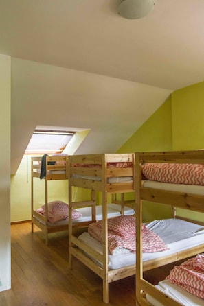 1 Single Bed in a shared bedroom of 7 persons Breakfast Included | Caja fuerte y wifi gratis