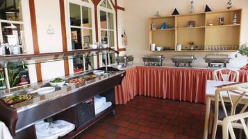 Tägliches Frühstücksbuffet gegen Gebühr