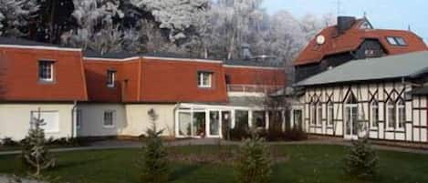 Zona residencial con casas de techos rojos y una mezcla de arquitectura moderna y tradicional.