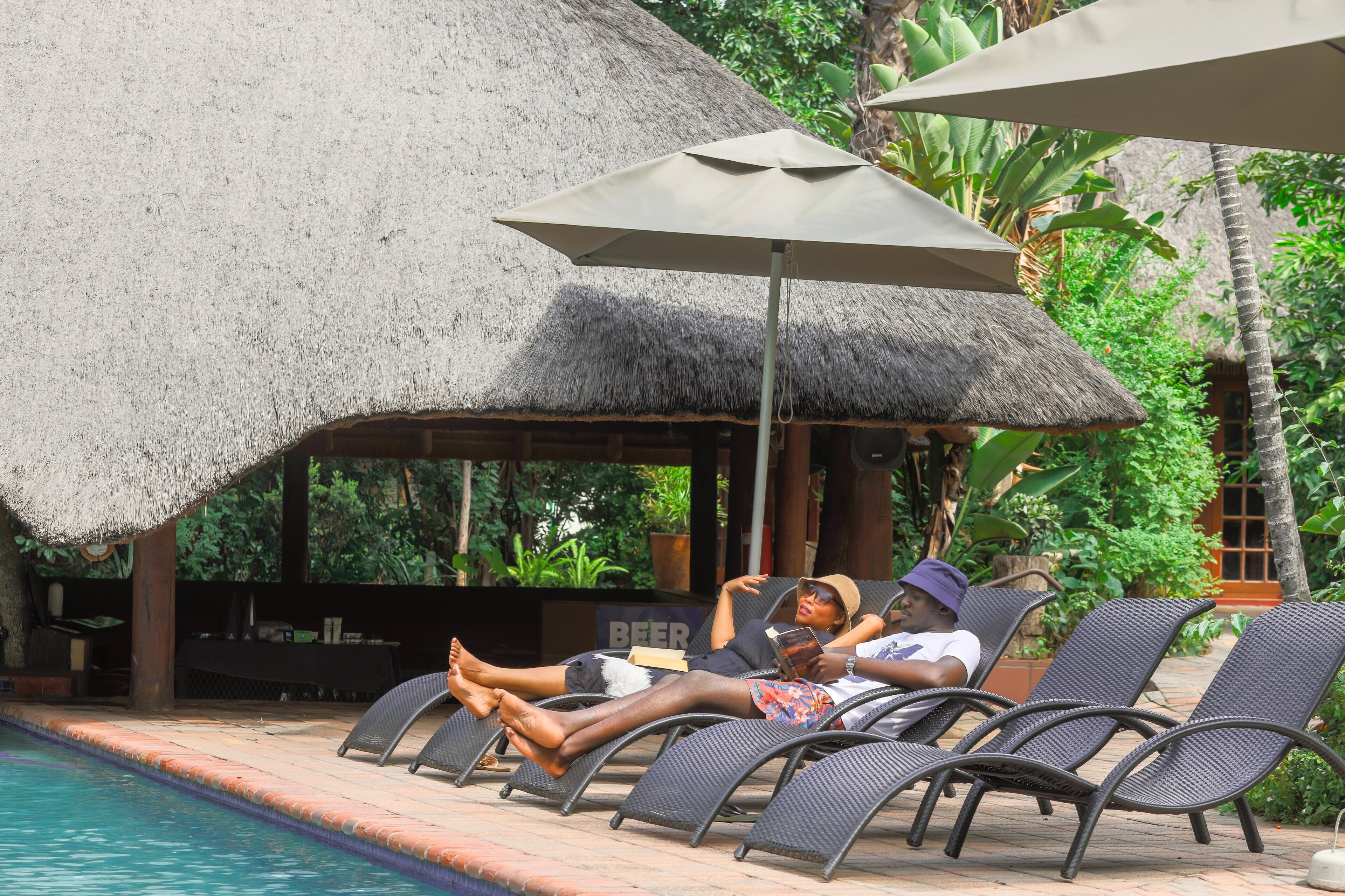 2 hồ bơi ngoài trời, ghế dài tắm nắng 