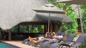 2 piscinas al aire libre, sillones reclinables de piscina