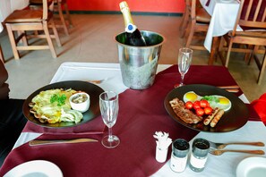 Breakfast, lunch, dinner served; pool views - Sefapane Lodges and Safaris (Phalaborwa)