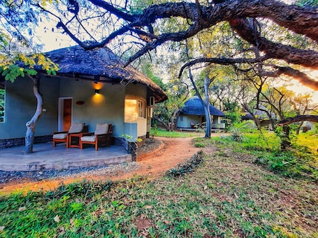 Standard Rondavel | Garden view. Sefapane Lodges and Safaris