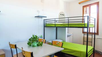 Schreibtisch, Bügeleisen/Bügelbrett, kostenloses WLAN, Bettwäsche