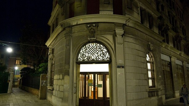 A historic building with an ornate entrance and multiple windows. - Ostello Domus Civica (Venice)