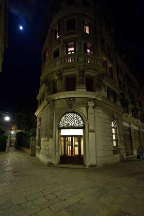 A historic building with an ornate entrance and multiple windows. - Ostello Domus Civica (Venice)