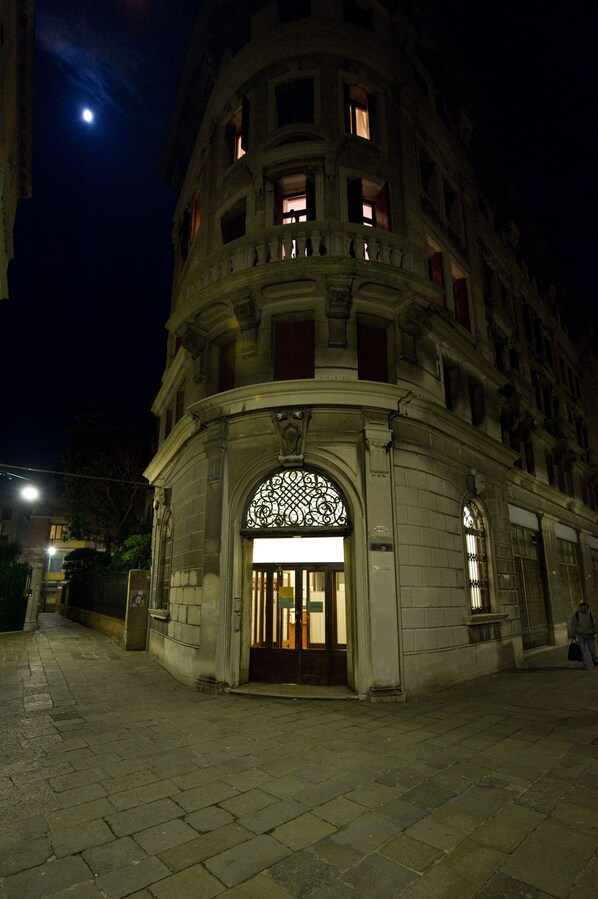 Fasade – kveld/natt