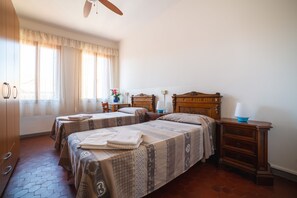 Skrivebord, strykejern/-brett, wi-fi (inkludert) og sengetøy