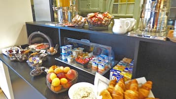 Se ofrece un desayuno bufé (9.00 EUR por persona)